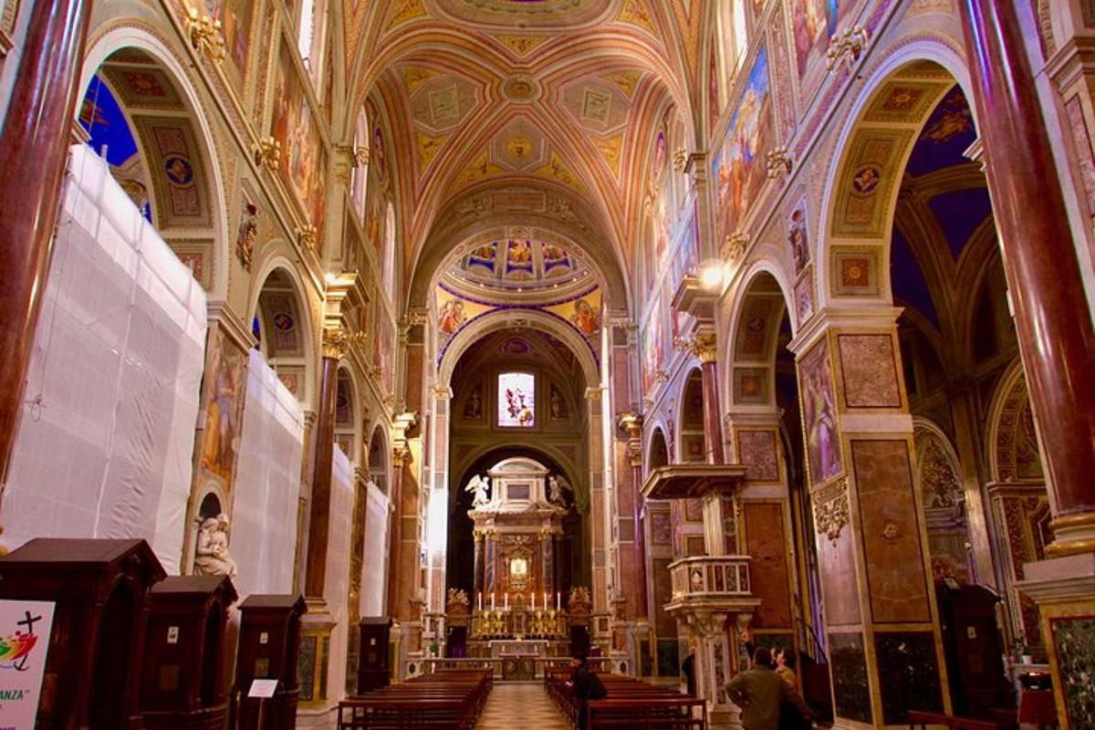 una grande chiesa con una grande sala con soffitti