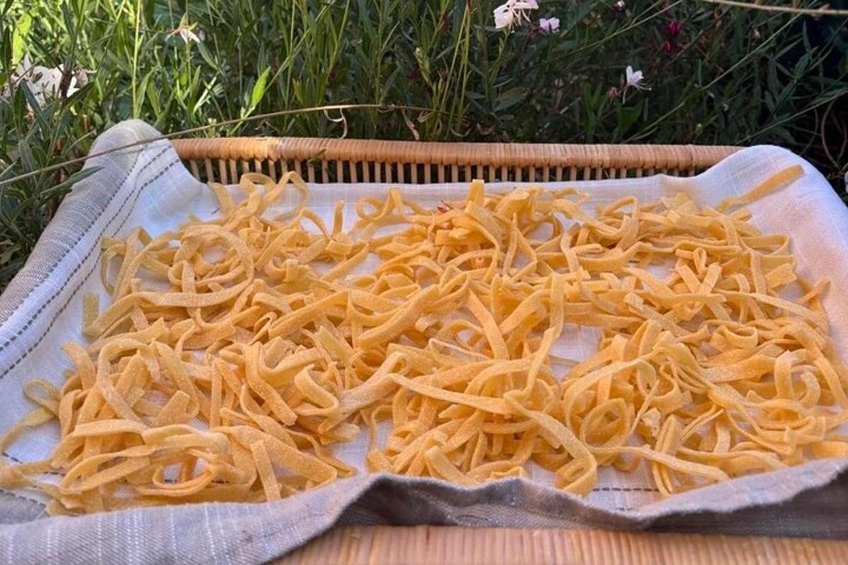 una cesta llena de fideos sobre una mesa
