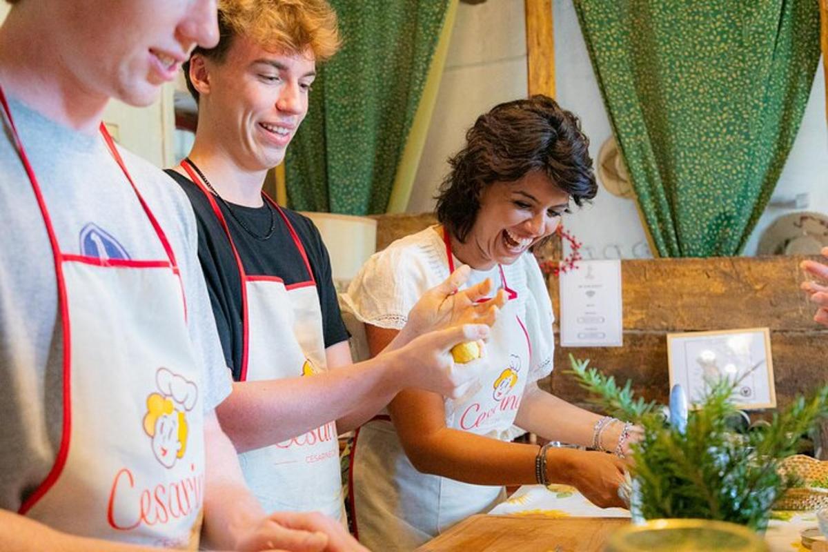 Un grupo de personas en una cocina preparando comida.