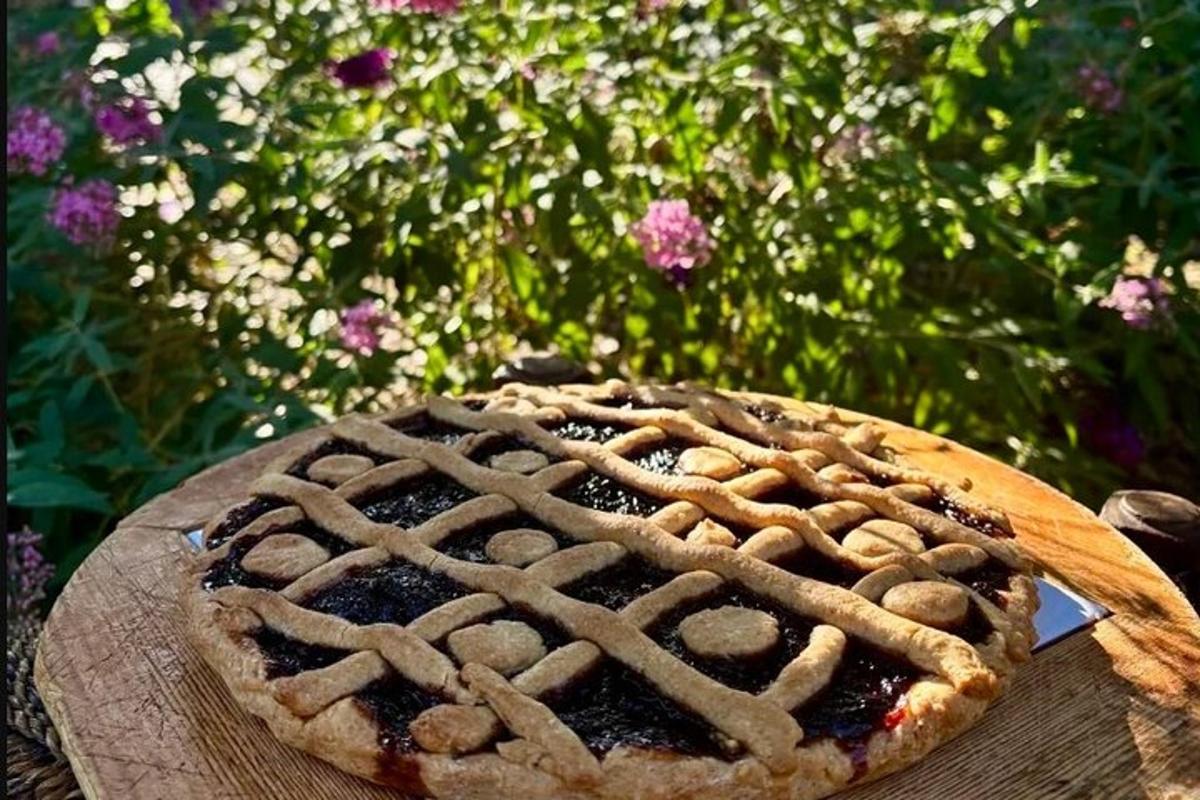 Un pastel sobre un plato de madera