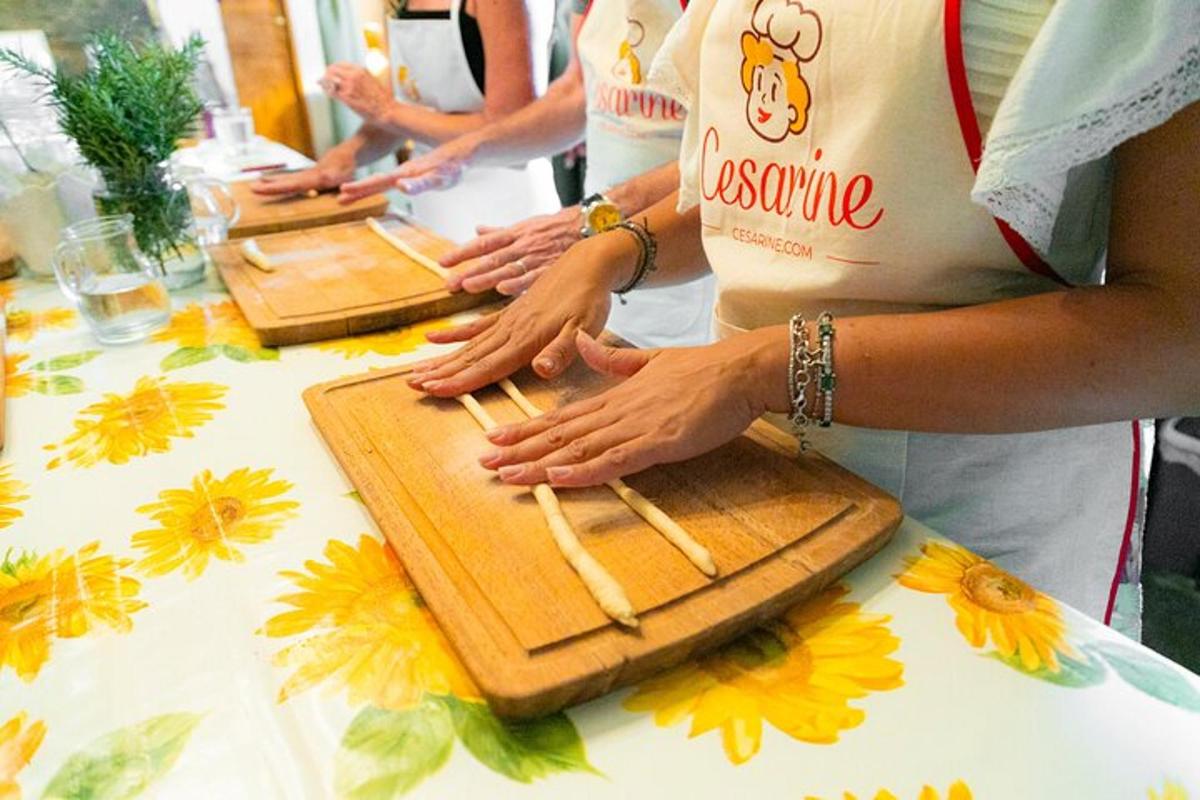 un grupo de personas preparando comida en una mesa