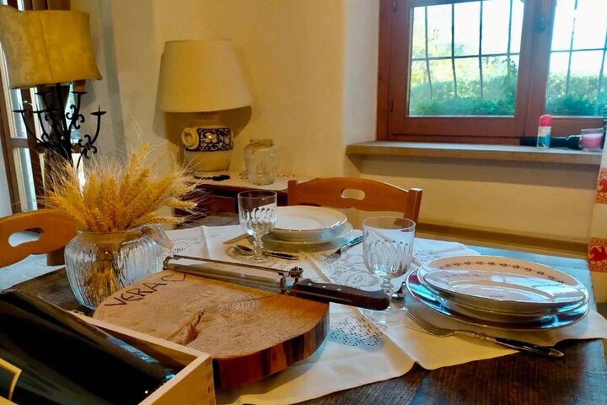 Una mesa con un cuchillo, platos y vasos encima.