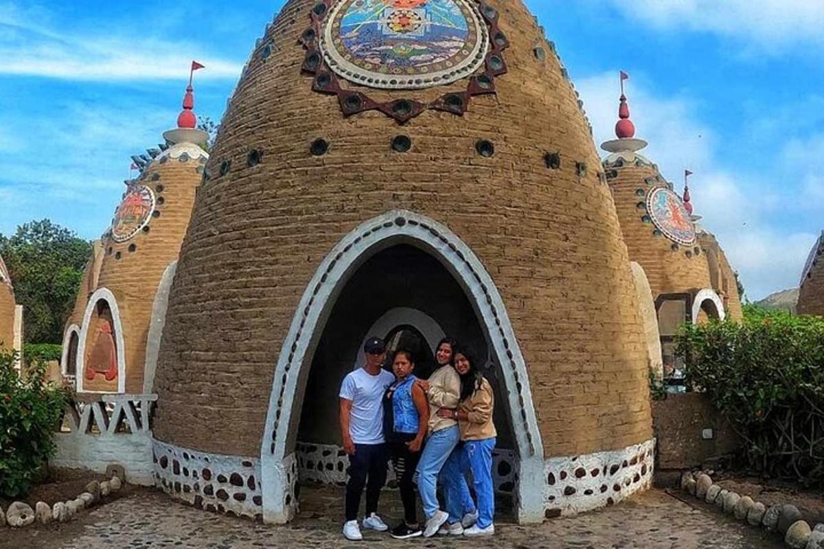 isang grupo ng tatlong tao na nakatayo sa isang gusali