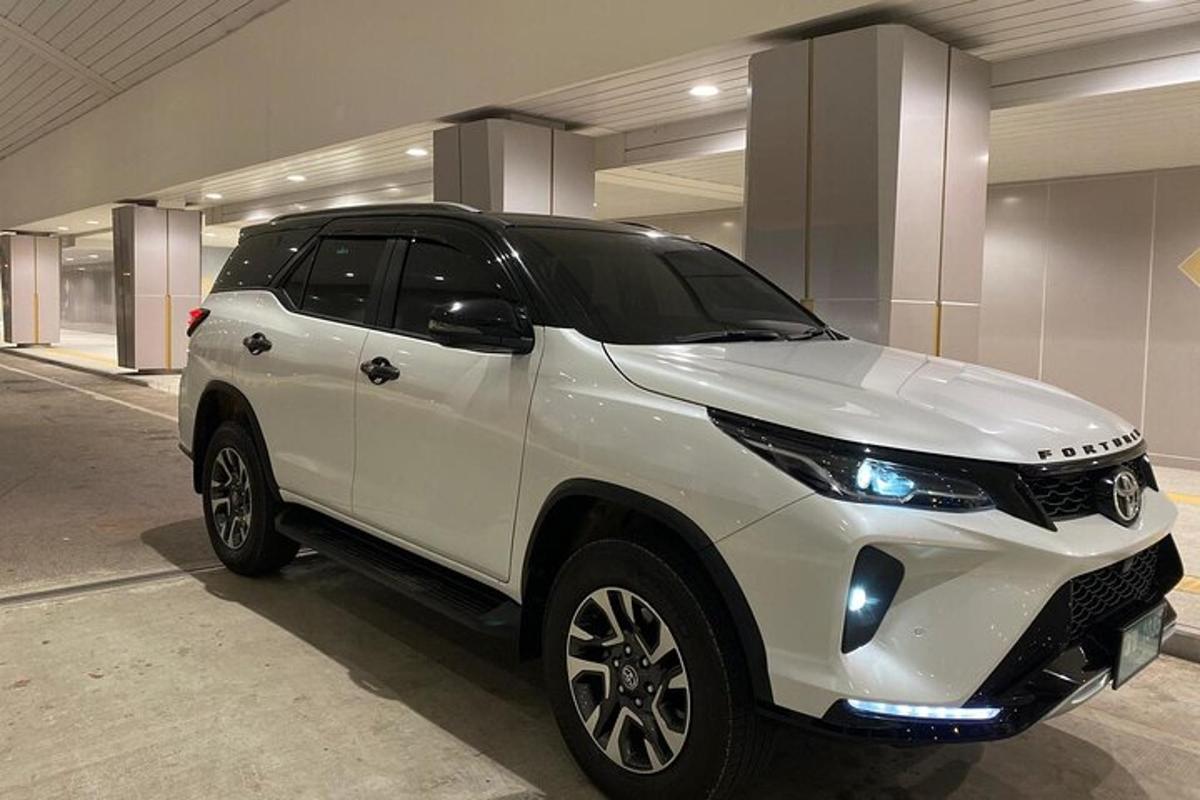 bílé SUV zaparkované v parkovací garáži