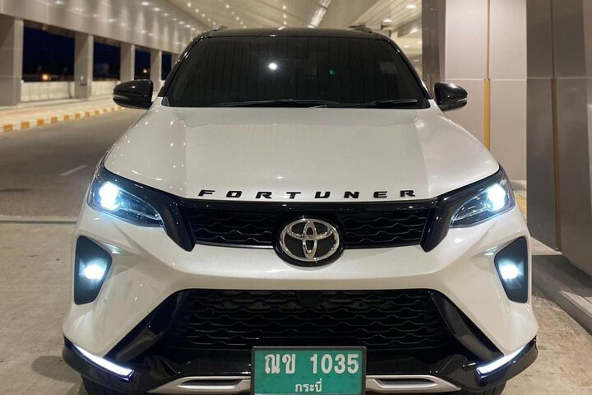 bílá Toyota Fortuner zaparkovaná v budově