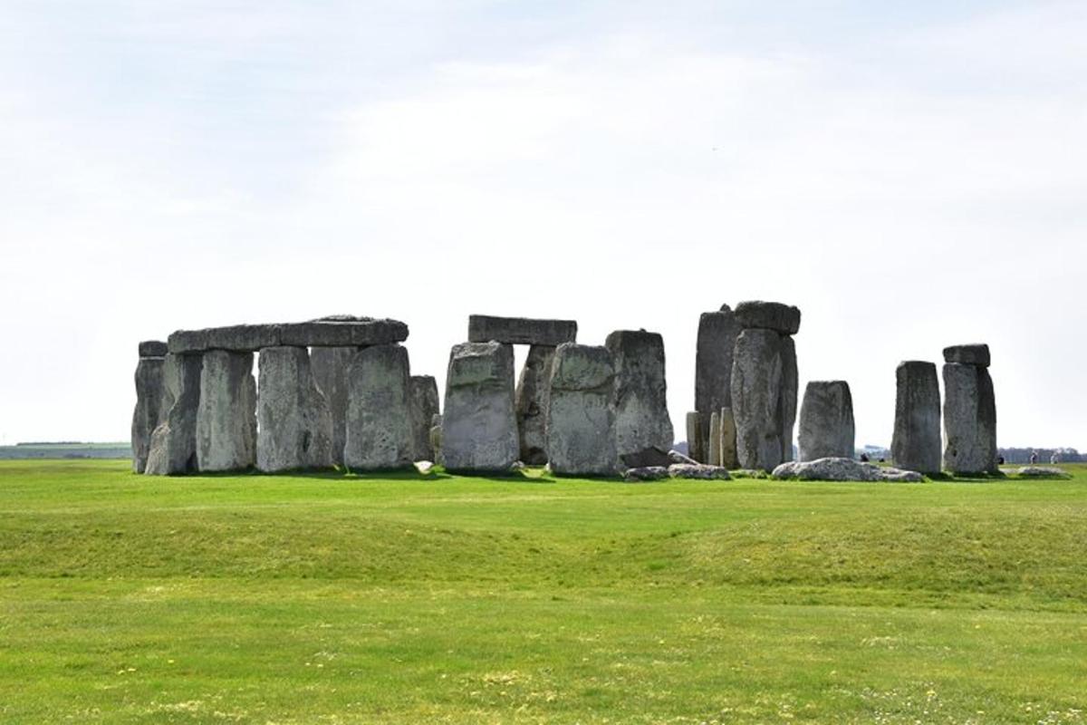 sekumpulan batu stonehenge di padang