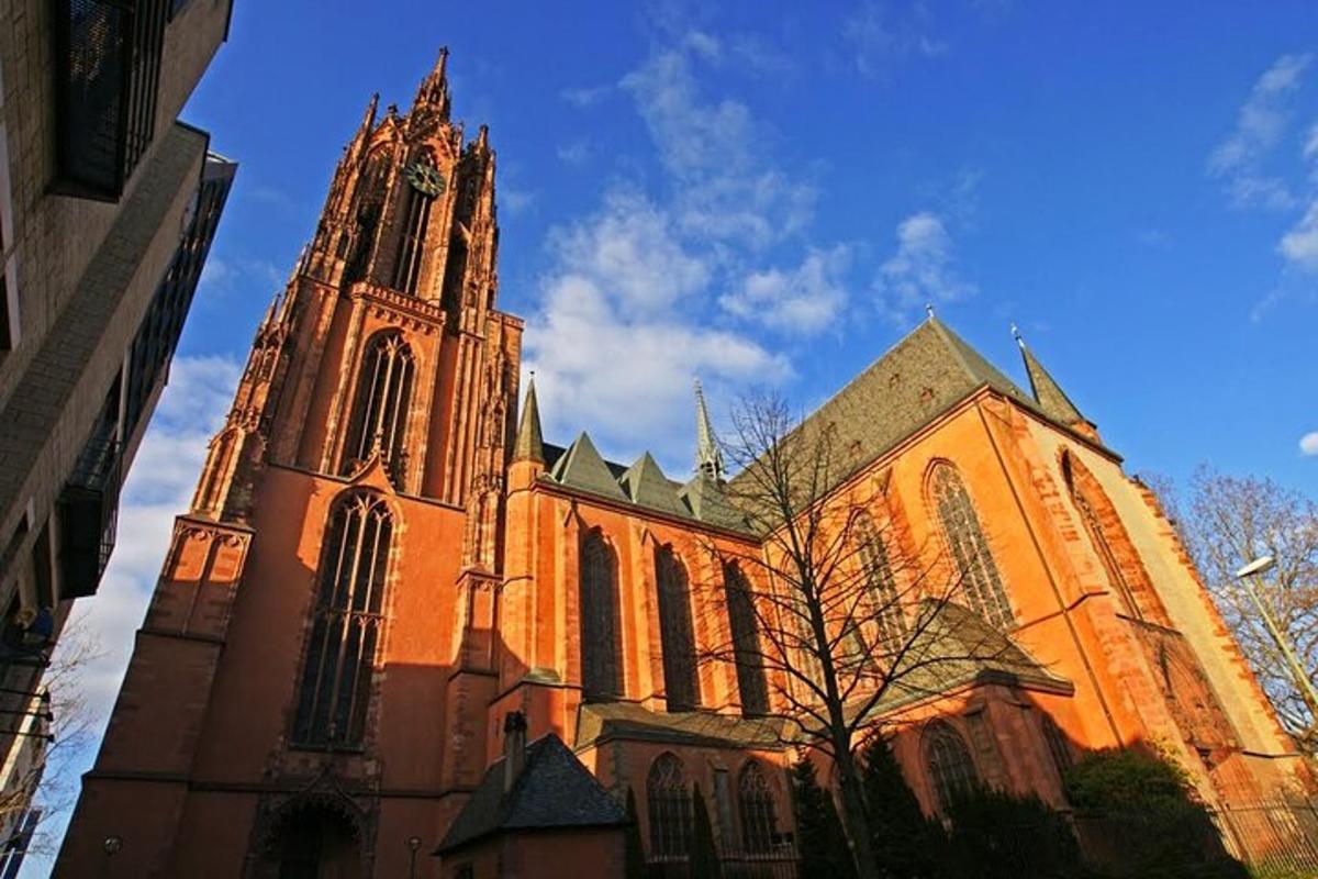 en stor kirke med et spir og et tårn