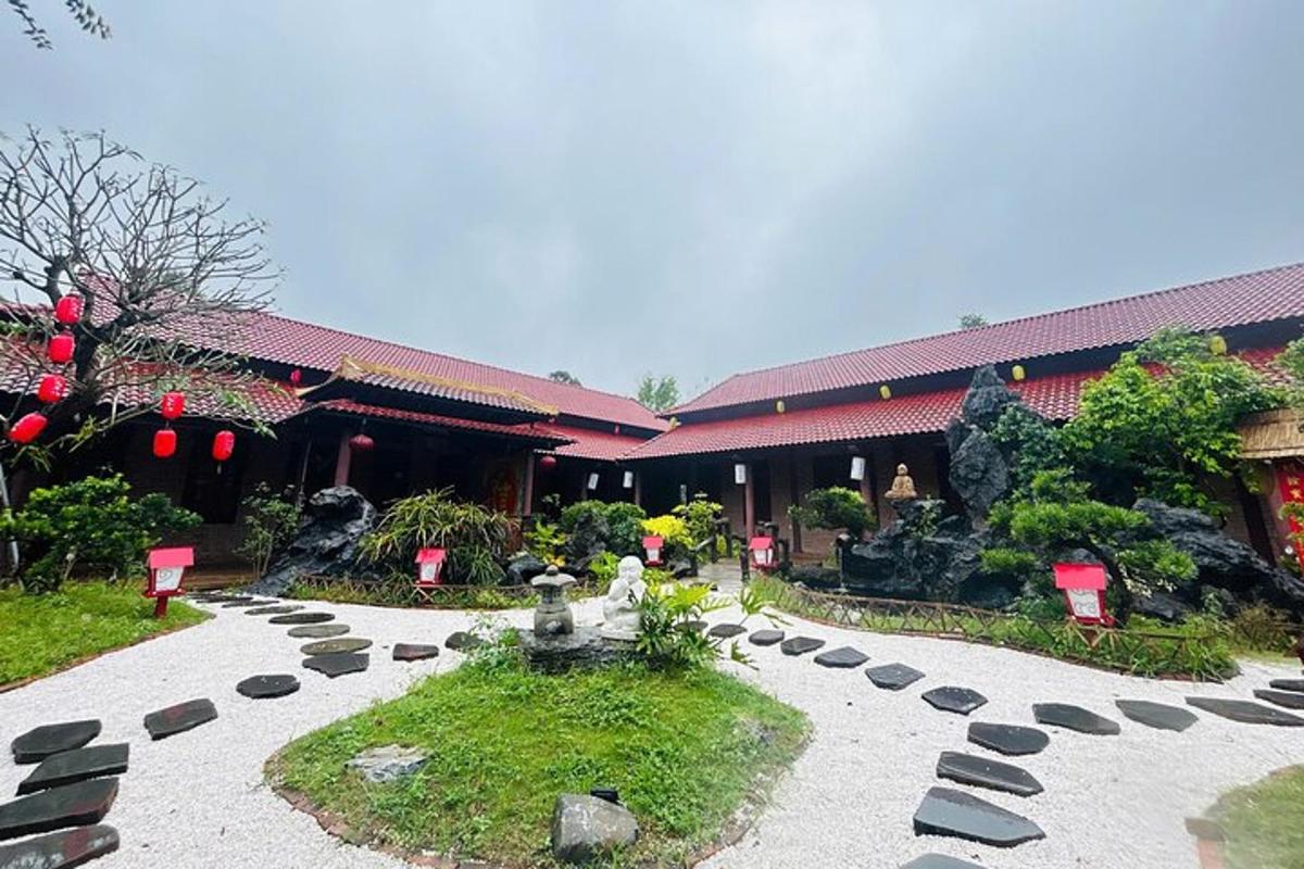 Un edificio con un jardín con rocas delante.