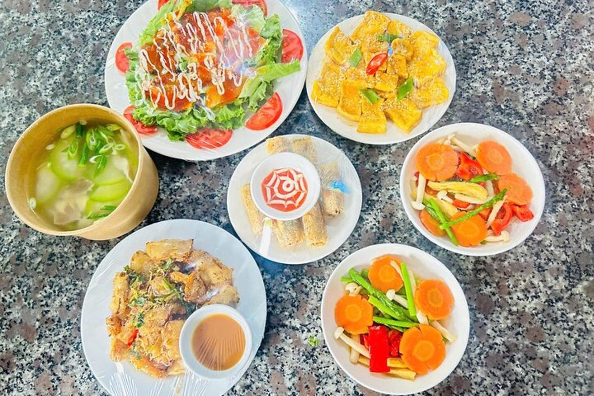 un grupo de platos de comida sobre una mesa