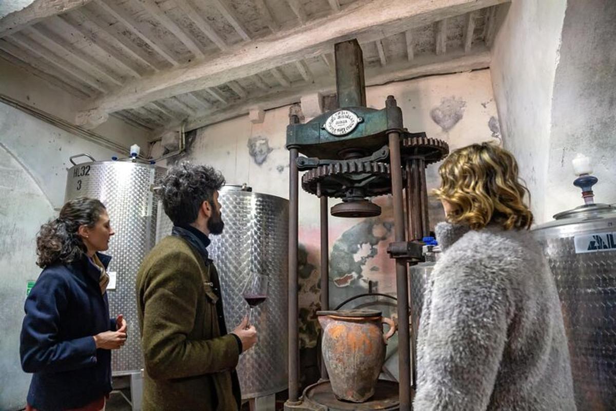 skupina lidí stojících v místnosti s hodinami