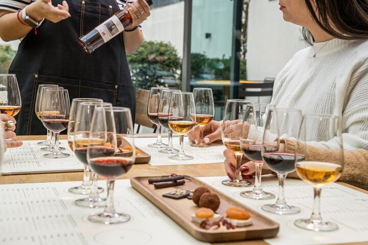 un gruppo di persone sedute a un tavolo con bicchieri di vino