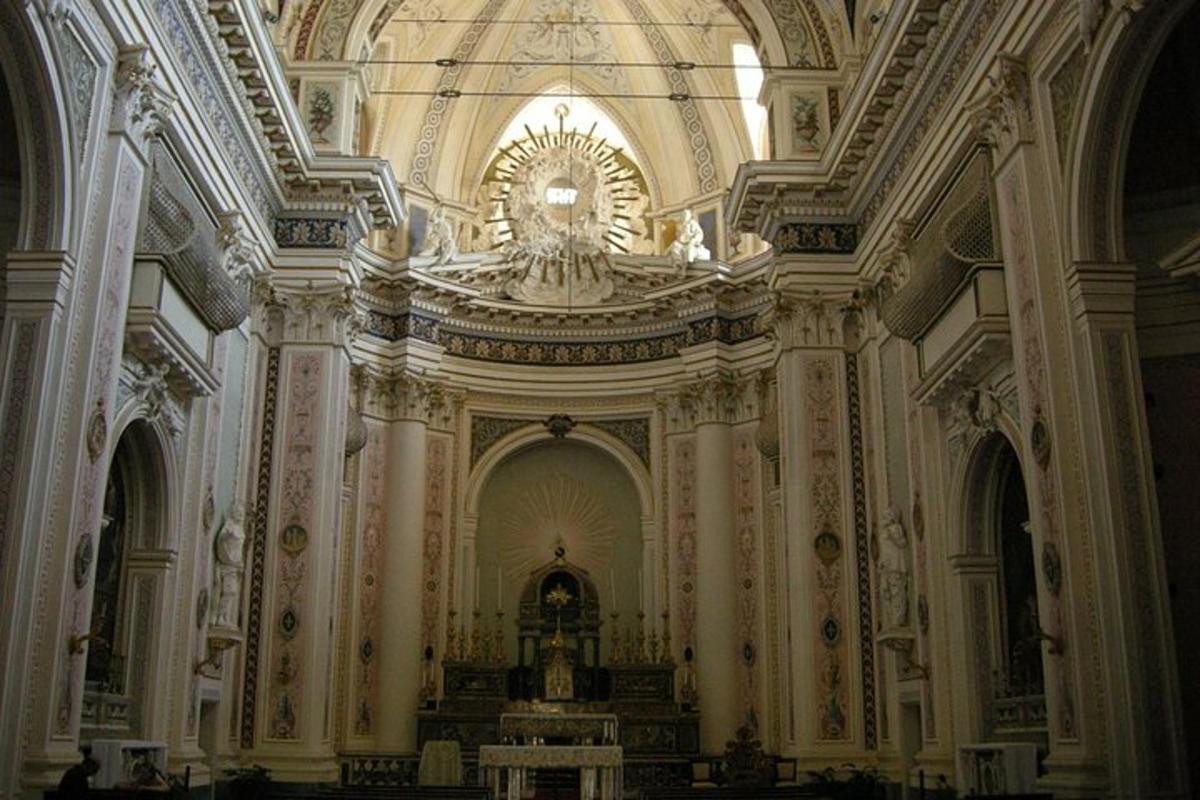 o biserică mare cu un altar mare în ea