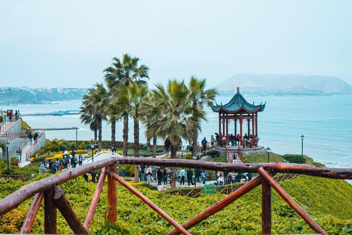 una vista di un parco con gazebo e l'oceano