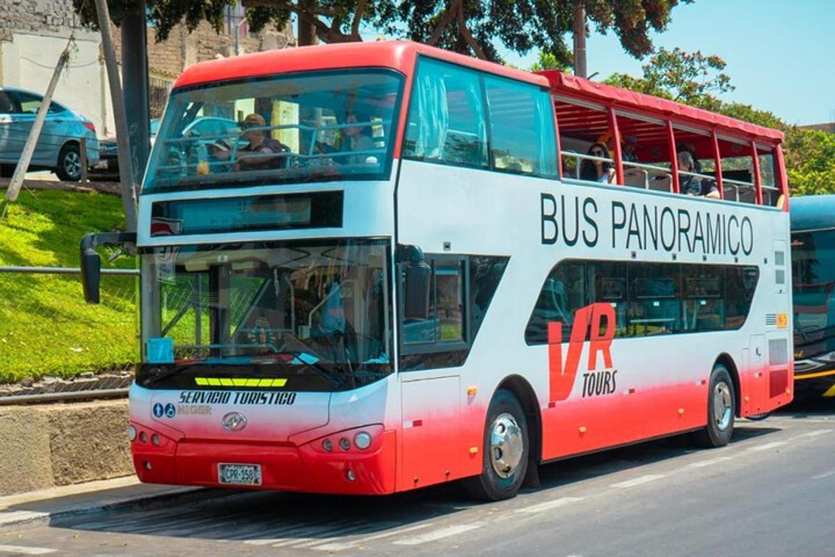 un autobus a due piani rosso e bianco che percorre la strada