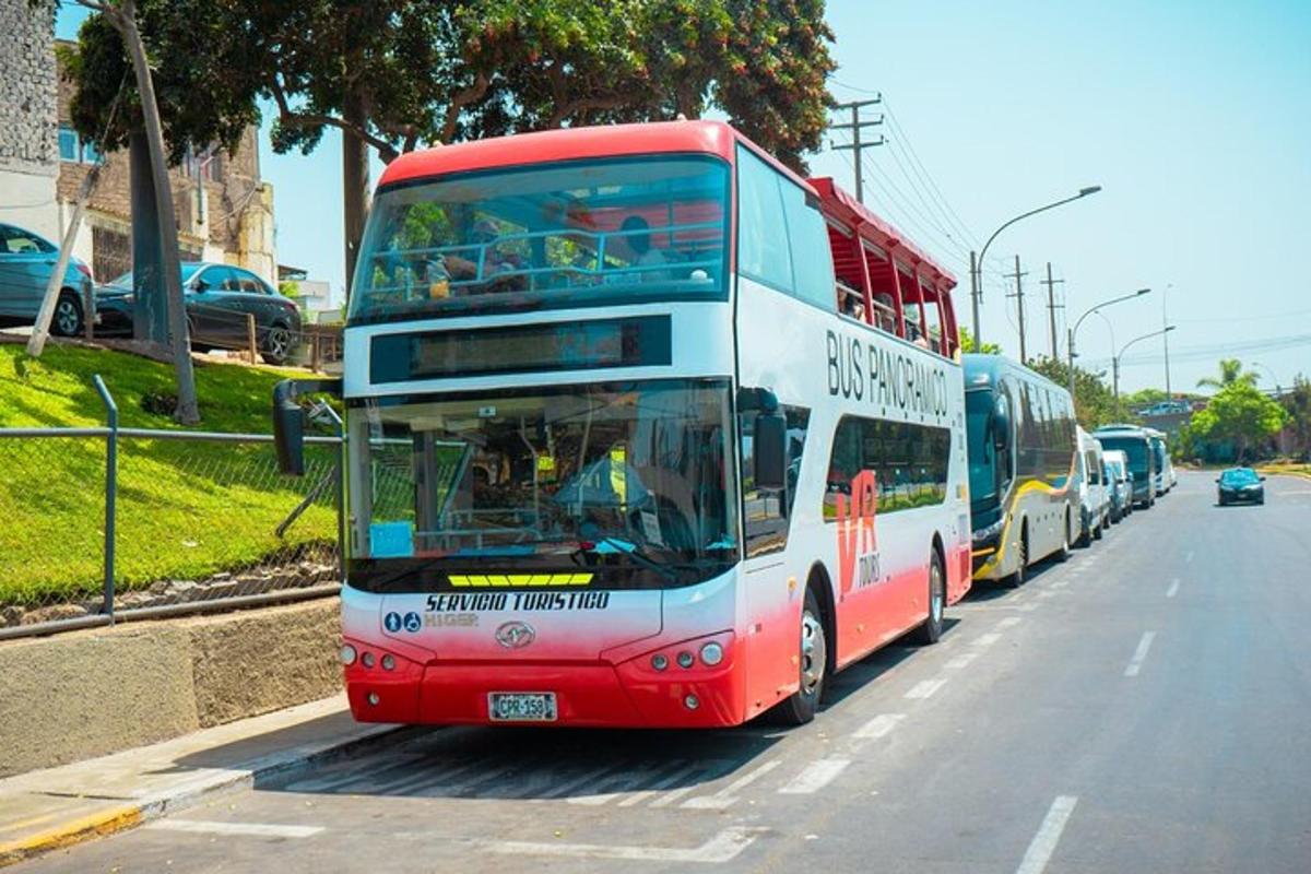 un autobus a due piani rosso e bianco che percorre una strada