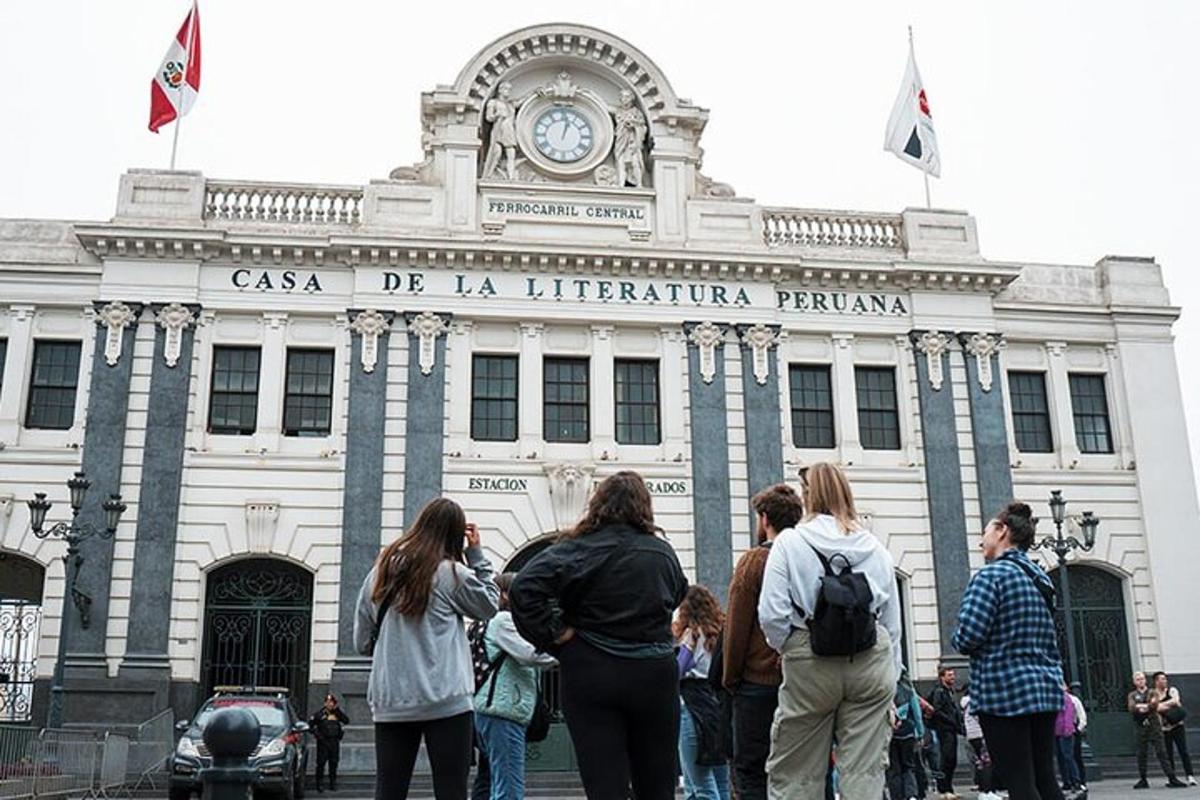 un gruppo di persone in piedi davanti a un edificio