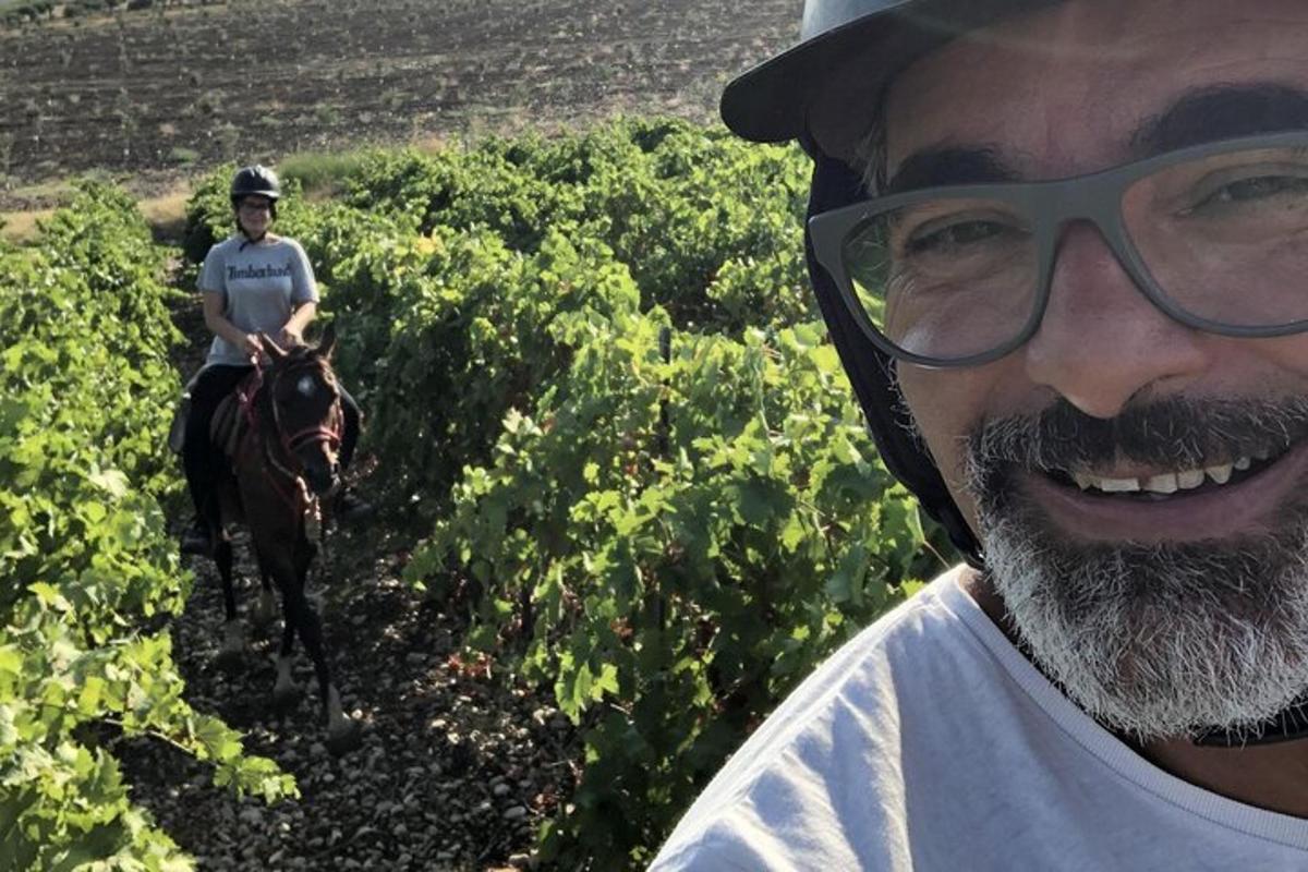 un uomo e una donna a cavallo in un campo