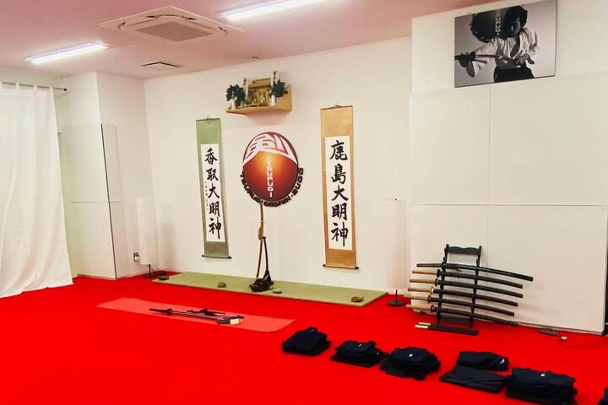 Una habitación con una pelota de baloncesto en una habitación con suelo rojo.