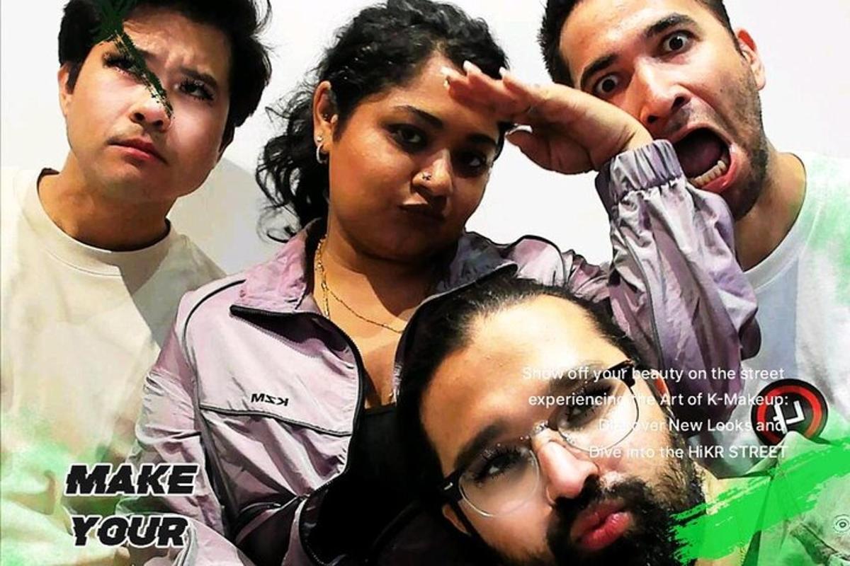 un gruppo di persone che posano per una foto su una rivista