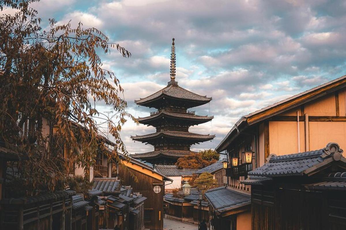 pagoda uprostřed města s budovami