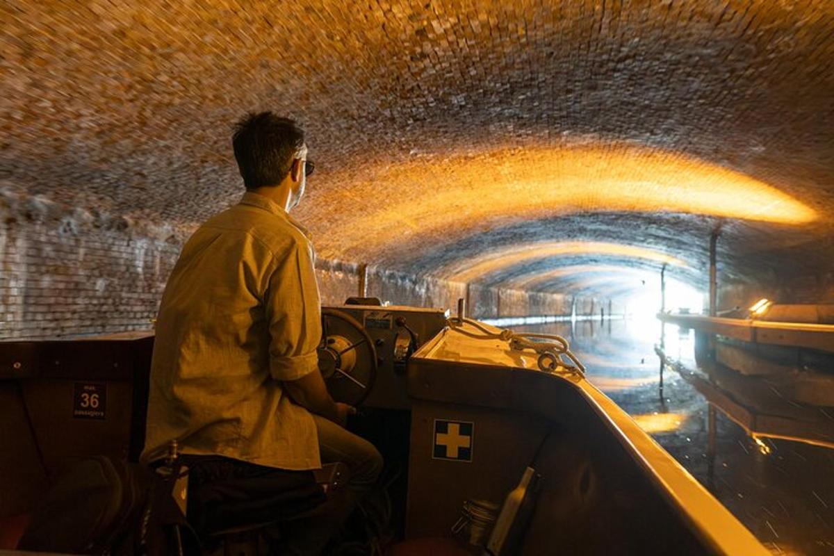 muž jedoucí na kole v tunelu