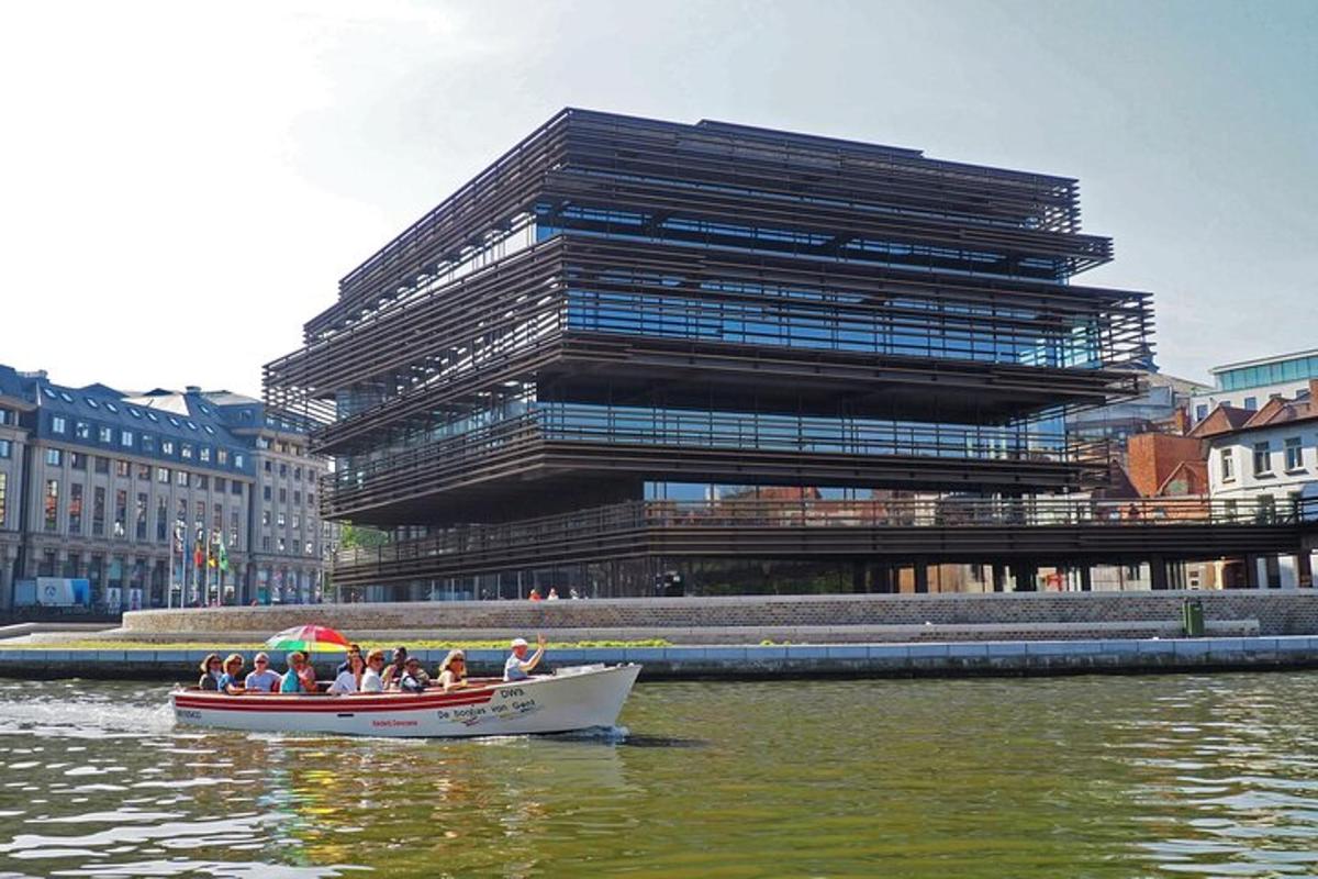 un gruppo di persone su una barca di fronte a un edificio