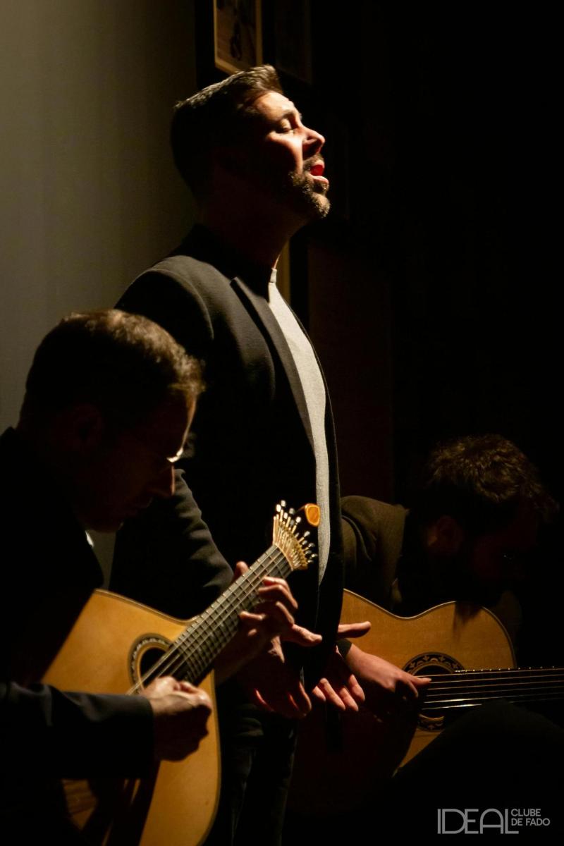 egy férfi áll egy szobában és gitározik