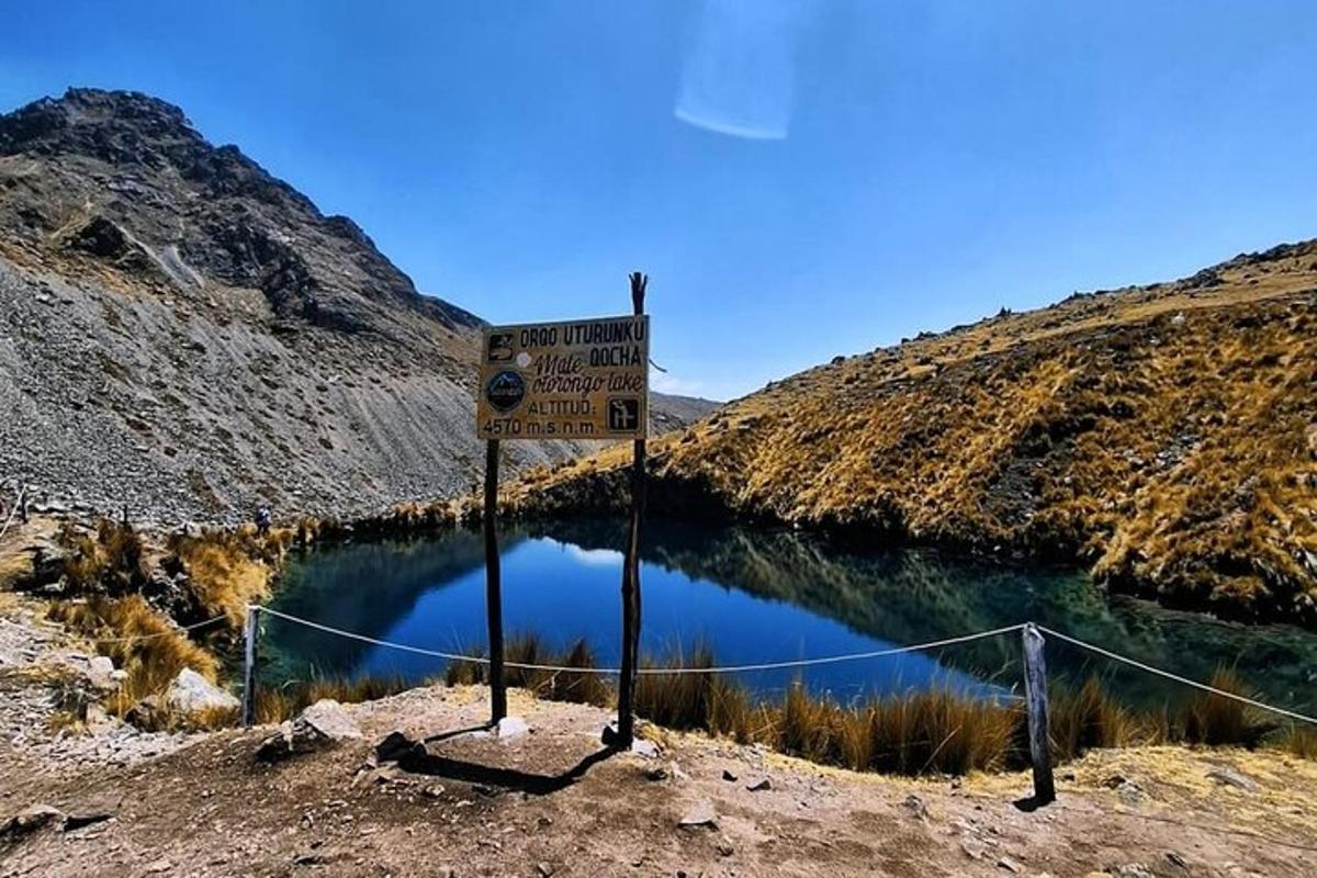 tanda di sisi gunung berhampiran tasik
