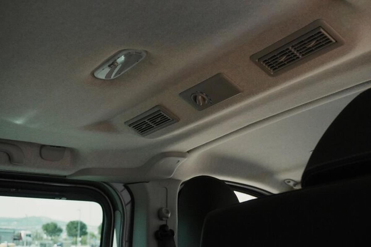 uma vista do interior de um carro com o teto