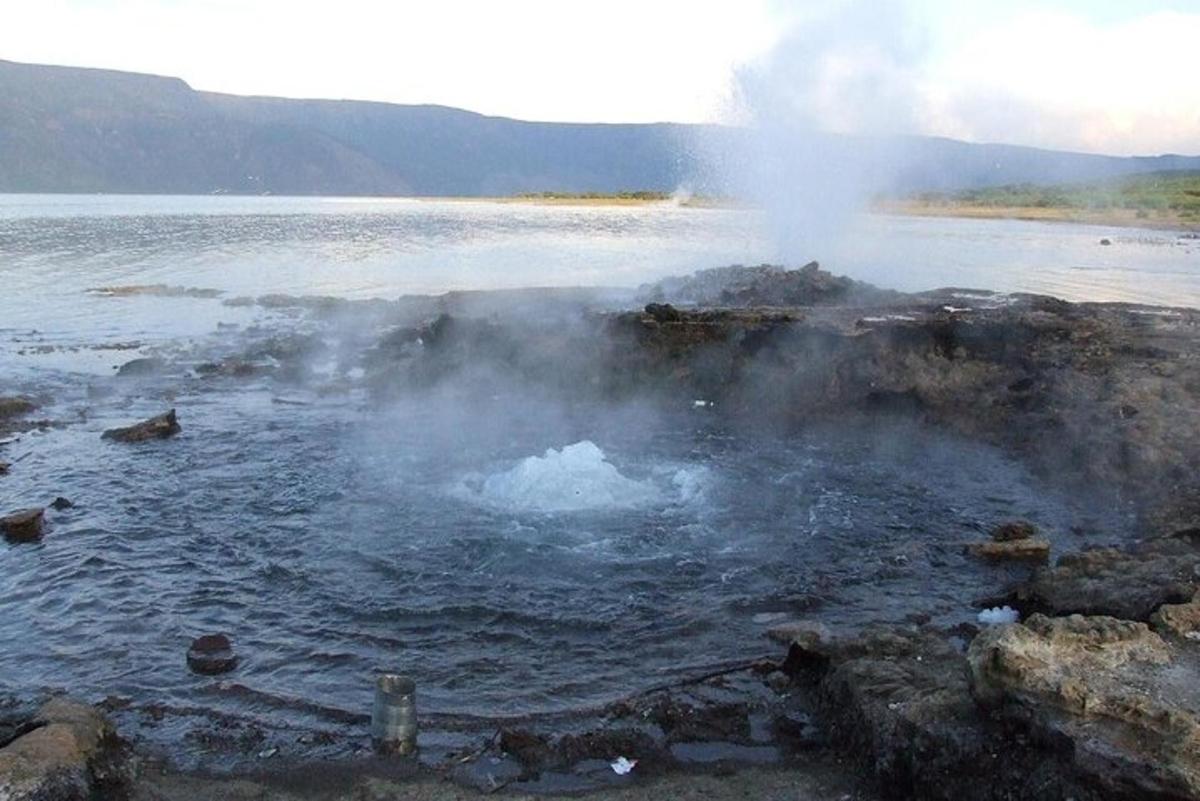 una fuente termal en medio de un cuerpo de agua