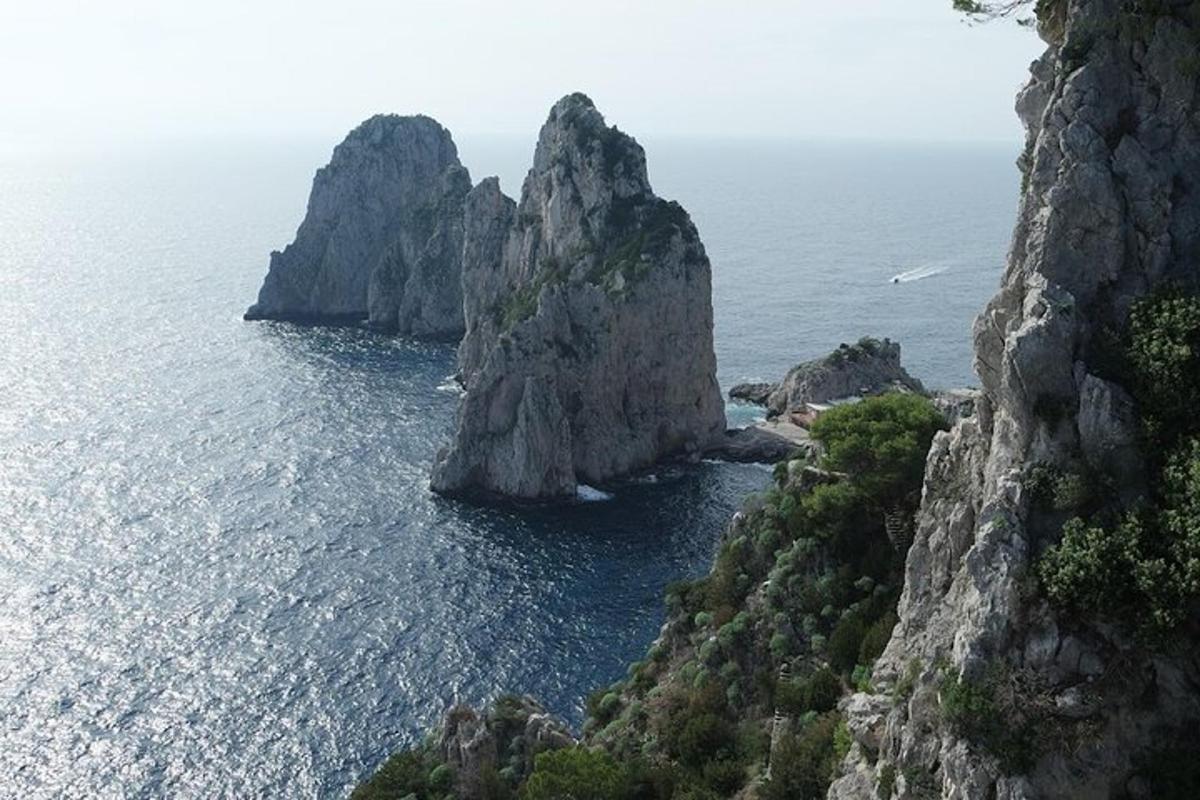 o vedere aeriană a unei insule stâncoase din ocean