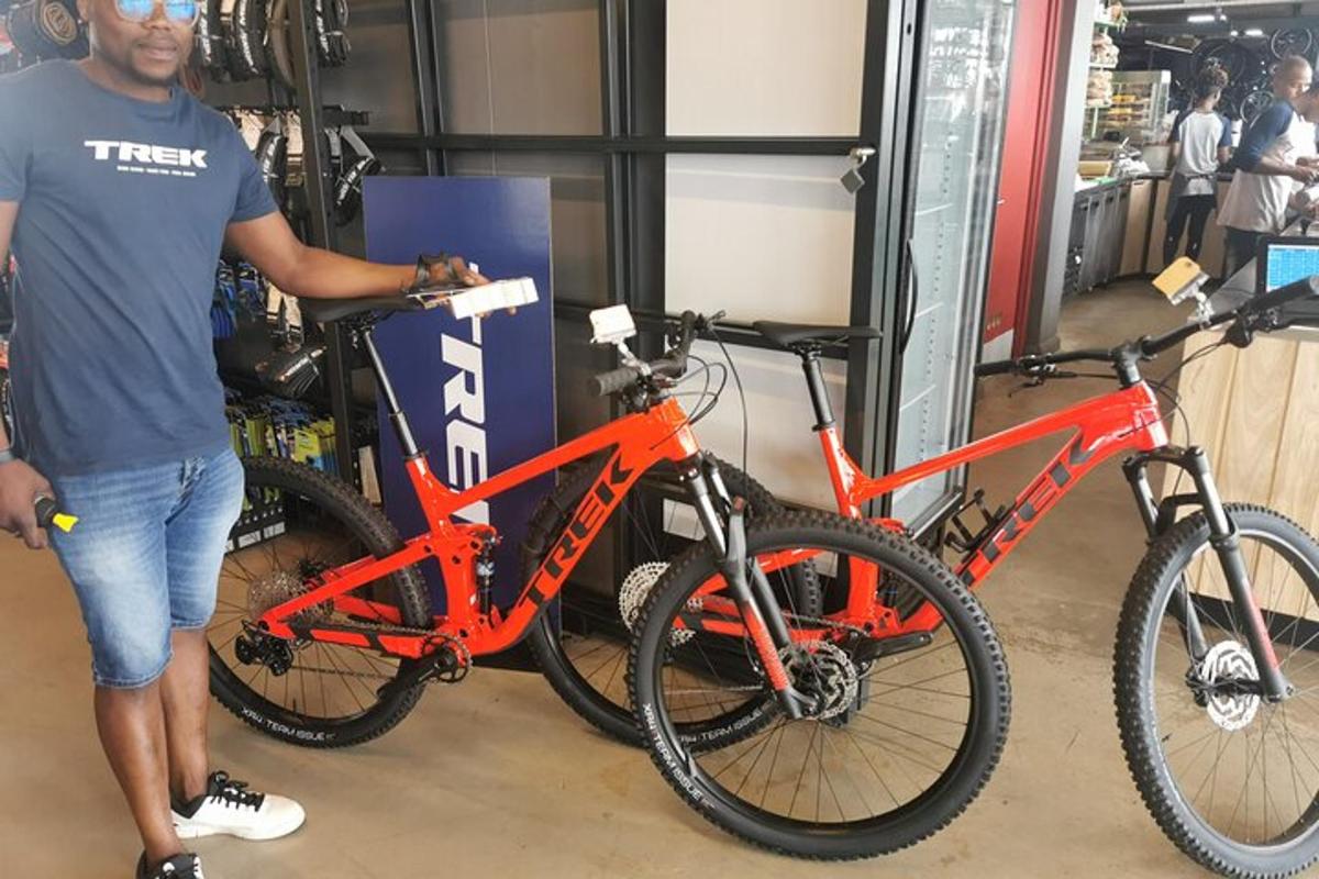 muž stojaci vedľa dvoch bicyklov v obchode