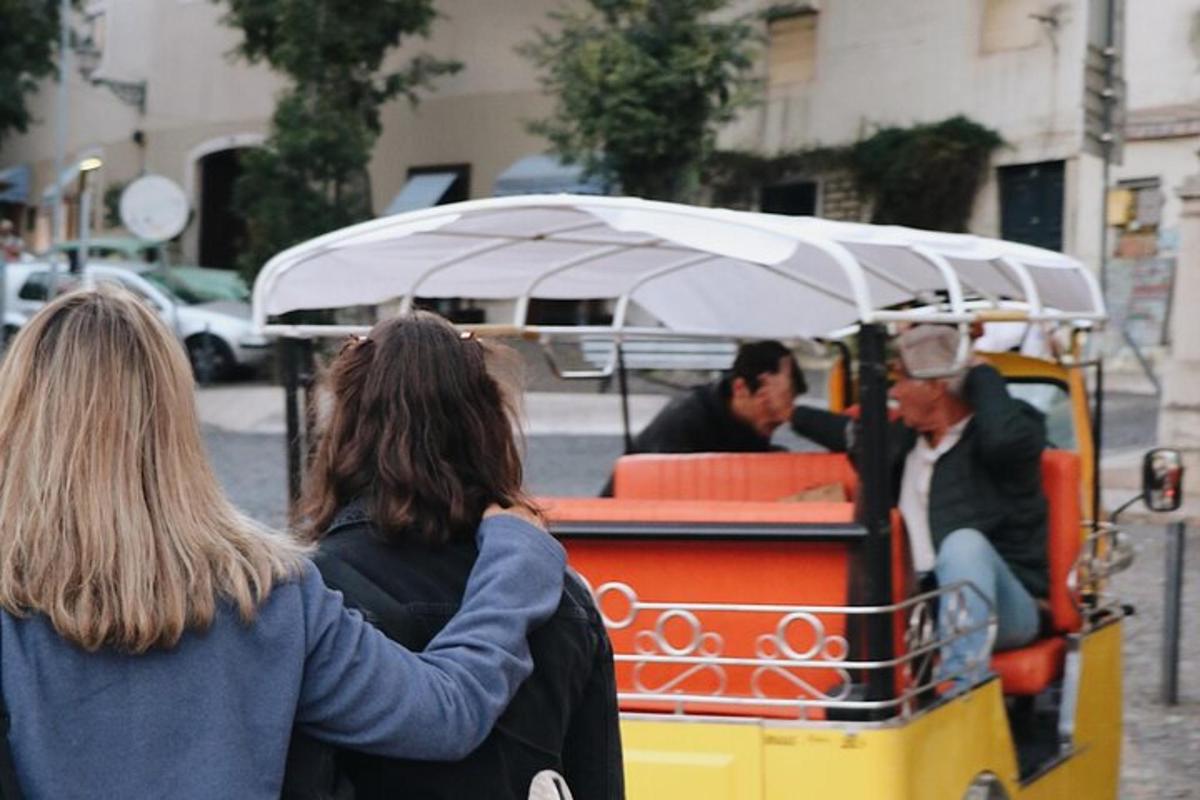 skupina ljudi, ki se vozijo na tramvaju