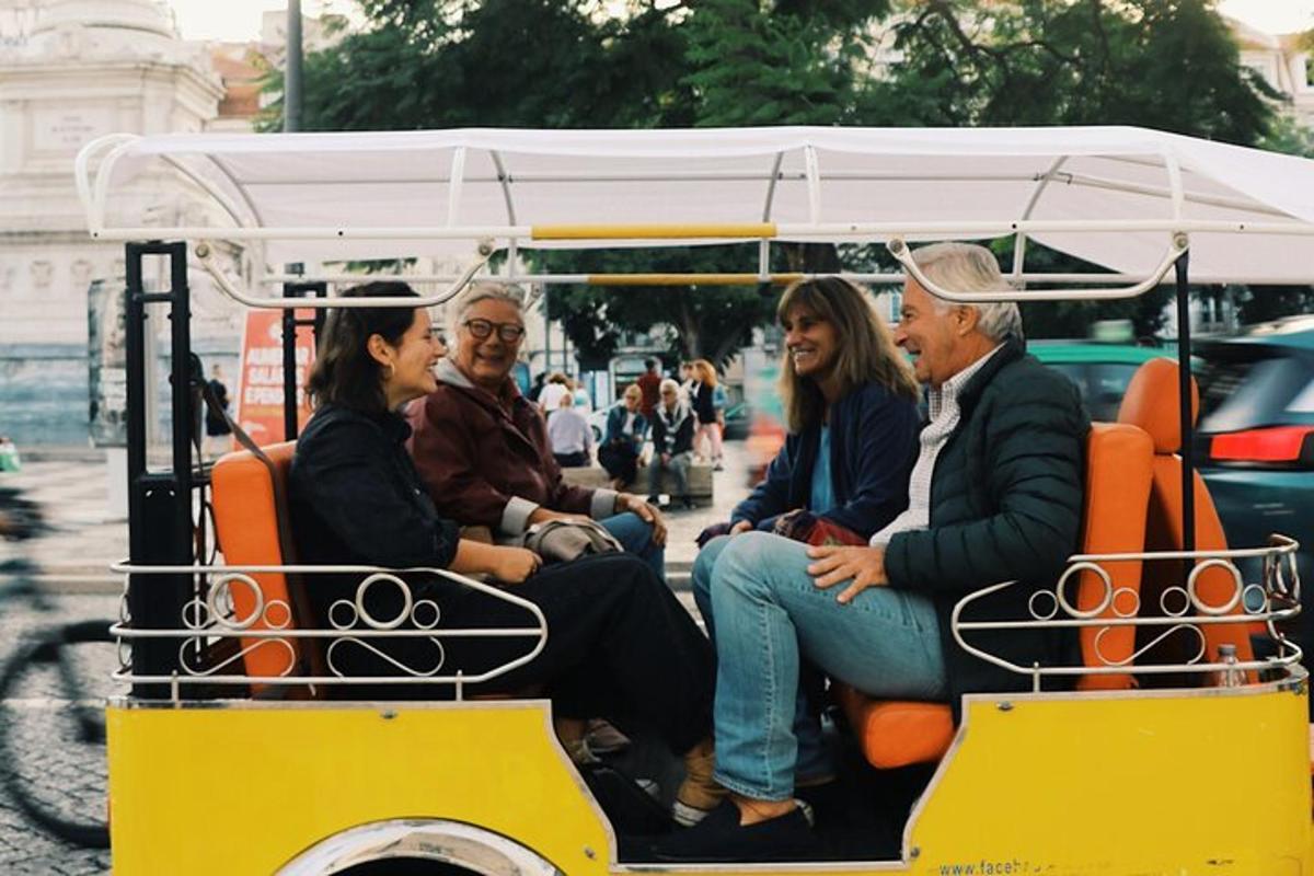 sekumpulan orang duduk di atas kereta golf