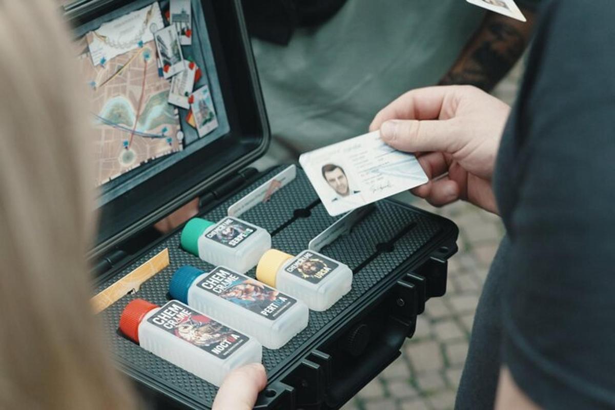 osoba držící kreditní kartu v bankomatu