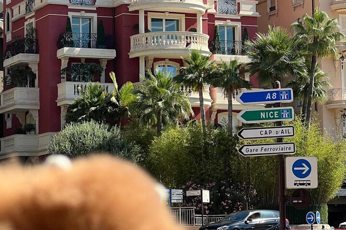 un rètol de carrer davant d'un edifici