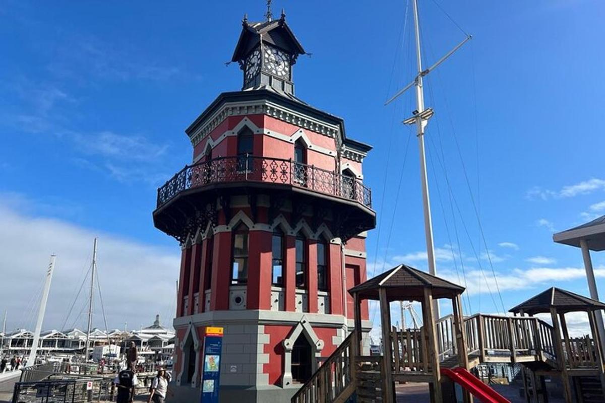 há rauð bygging með klukkuturni á henni