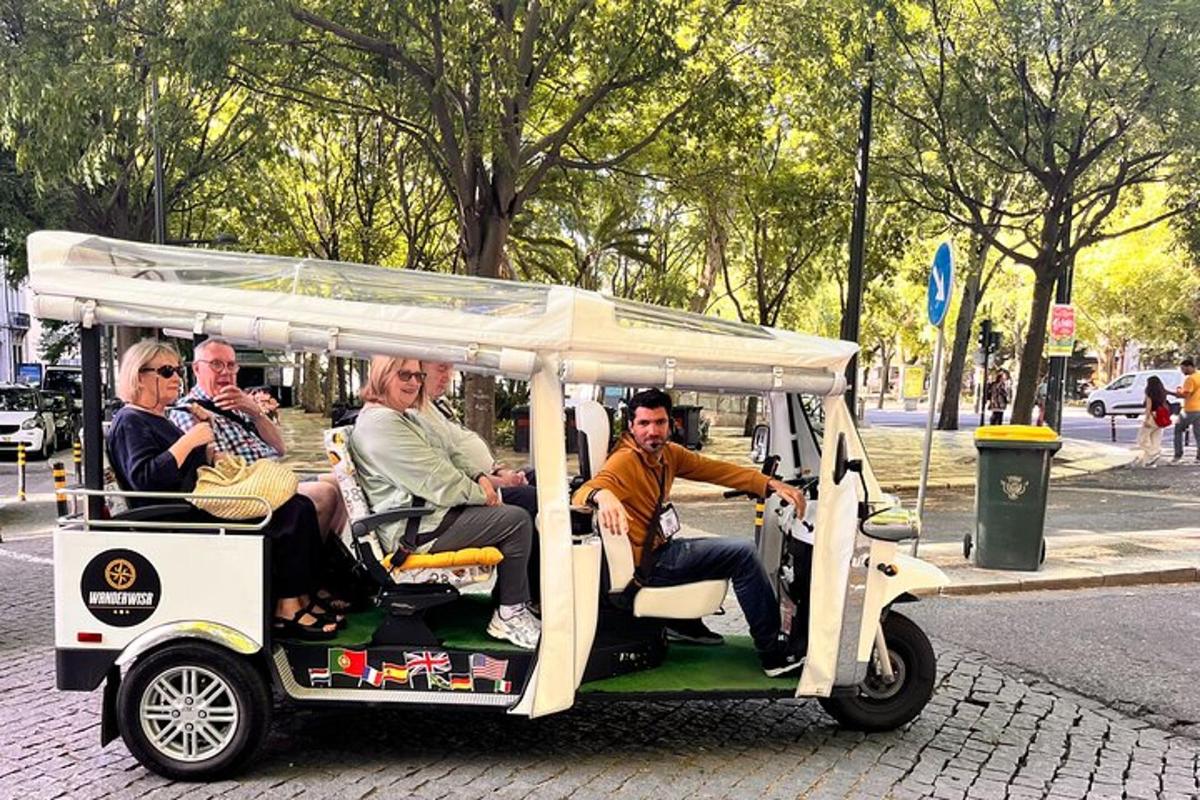 egy csoport ember golfkocsiban utazik