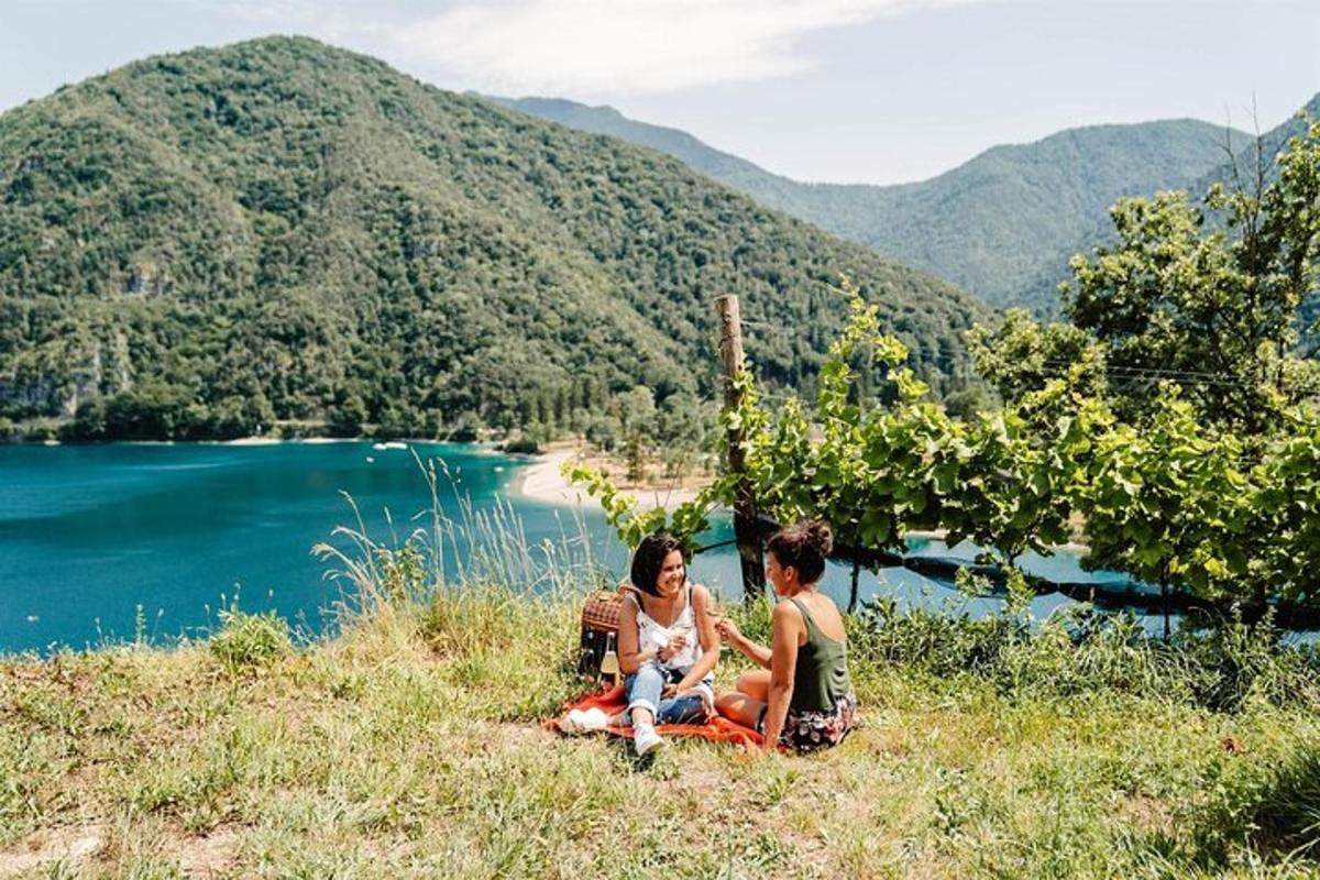 两个人坐在湖边的山上