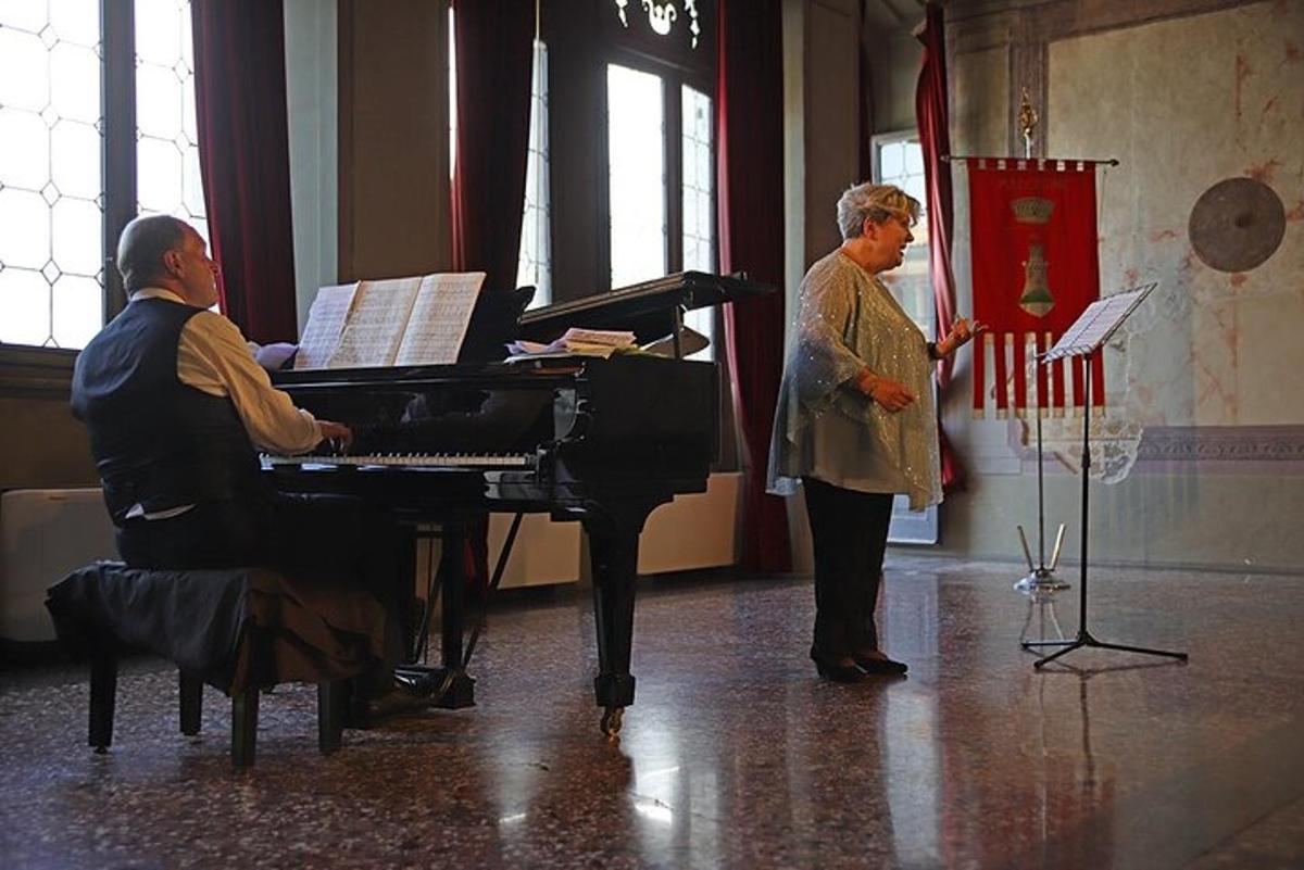kaks inimest seisavad toas klaveriga