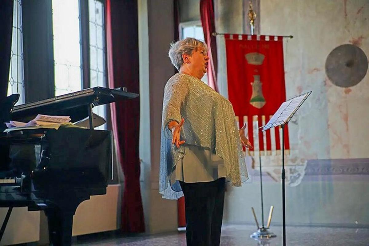 maður stendur fyrir framan píanó