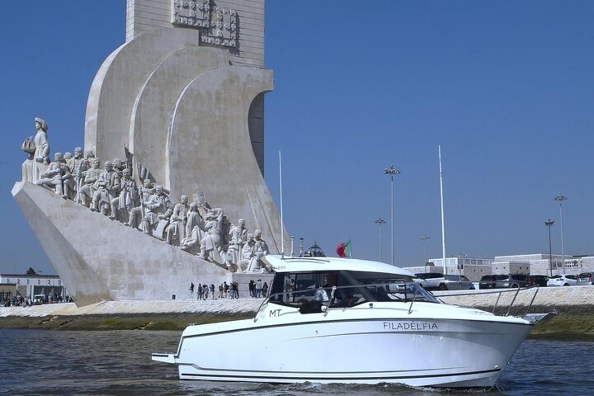una barca bianca nell'acqua vicino a una statua