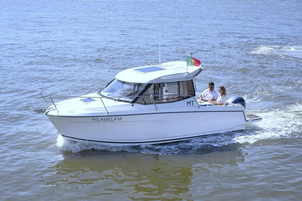 due persone su una barca bianca in acqua