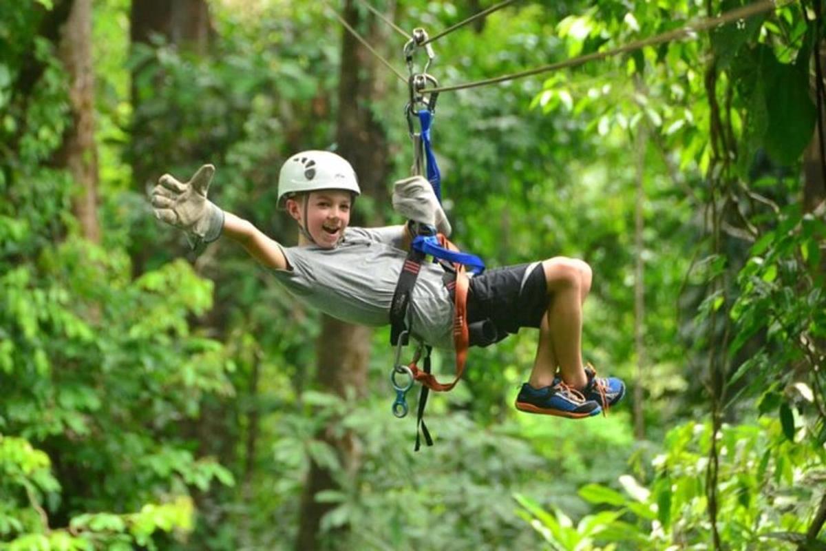 muž jedoucí na zip line v lese