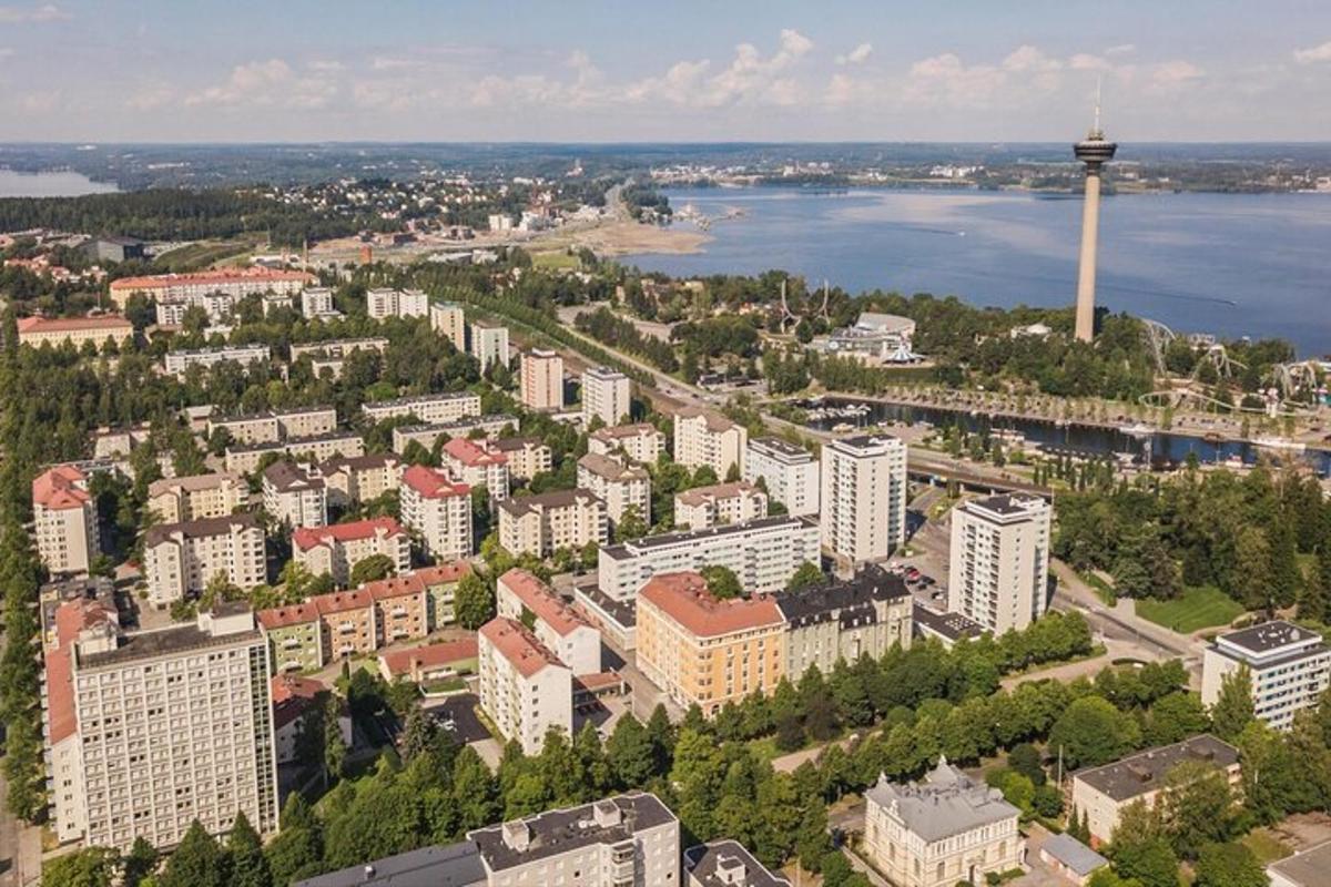 eine Luftaufnahme einer Stadt mit einem Wasserturm