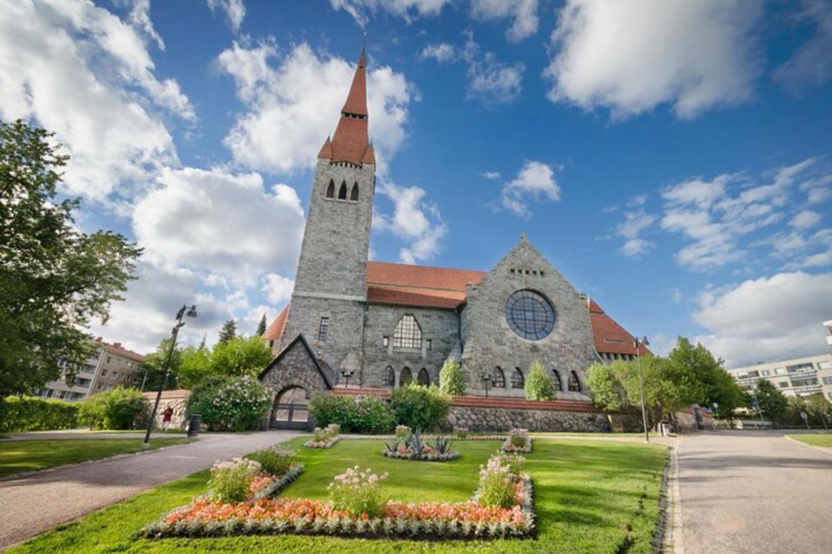 kostel s vysokou věží a hodinovou věží