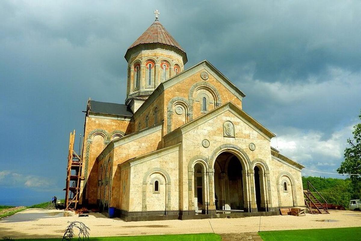 starý kostel s věží na vrcholu