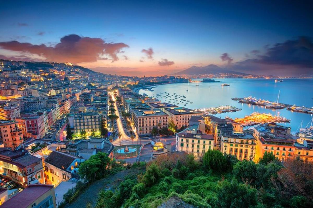 una vista di una città con un porto di notte