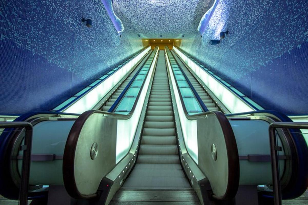 una lunga scala mobile in un treno della metropolitana con scale