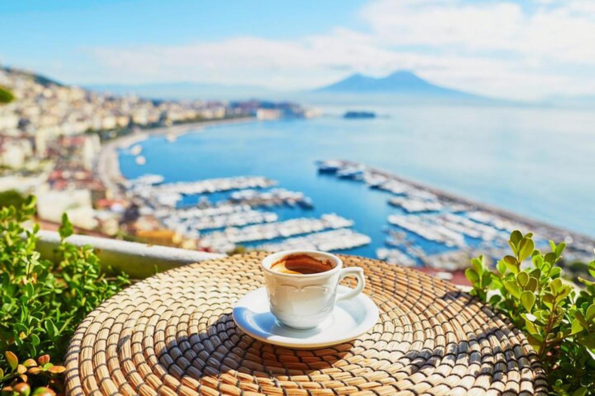 una tazza di caffè seduta su un tavolo vicino all'oceano